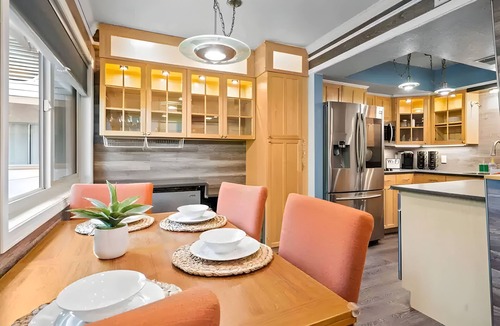 Riverside Condo | Lovely 2 Bedroom ~ Entire Condo ~ Walk to Lake