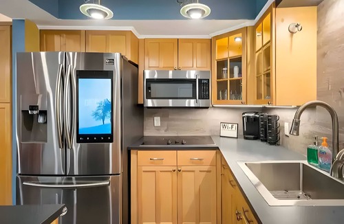 Riverside Condo | Lovely 2 Bedroom ~ Entire Condo ~ Walk to Lake