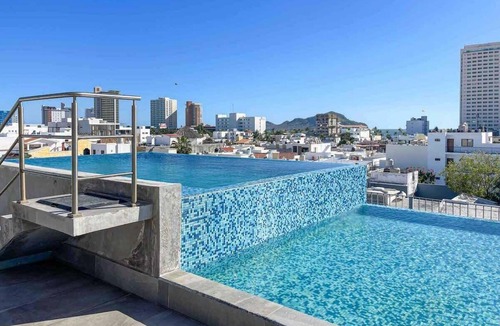 Zona Dorada Apartment | Lovely apartment with pool 4 blocks from the beach