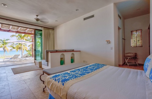 Ensenada Los Muertos Apartment | Lower Palmilla: Oceanfront room with pivate pool and jacuzzi