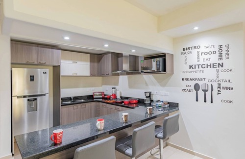 Zona Dorada Condo | Lujoso Condominio Tiburon a 3 Cuadras de la Playa
