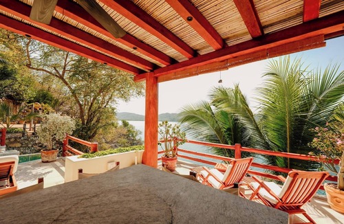 Zihuatanejo House | Luna Kuku Private Beachfront Villa with Chef, Kayaks & Luxury Amenities
