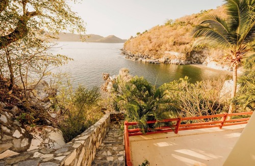 Zihuatanejo House | Luna Kuku Private Beachfront Villa with Chef, Kayaks & Luxury Amenities