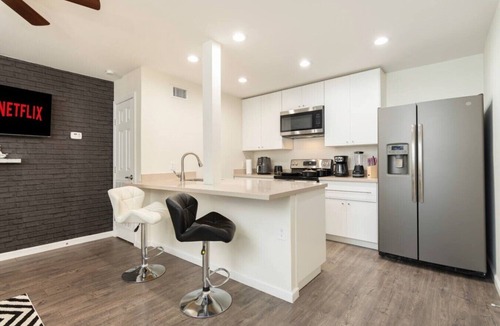 McAllen Apartment | Lux, First Floor, Fast-WiFi King Size