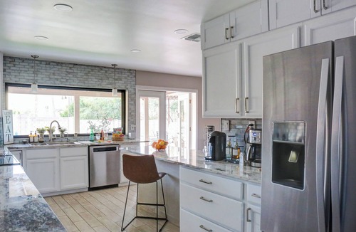North Mountain House | Luxe Escape: Heated Pool Hot Tub Mini Golf Hike BBQ Fire Pit EV RV ready