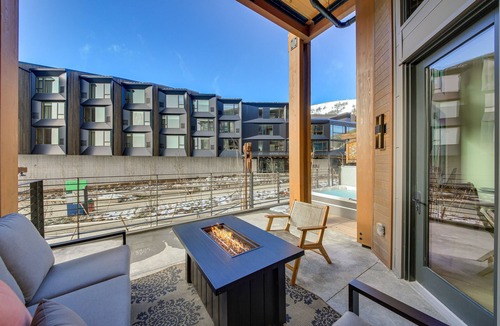 Sandpoint Condo | Luxe Schweitzer Condo w/Hot Tub: Ski-In/Ski-Out!