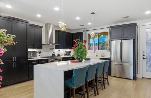 Swede Hill House | LUXE Spacious Downtown Retreat; SwimSpa; BBQ&FreeParking; Steps2 Moody&UT&6th St