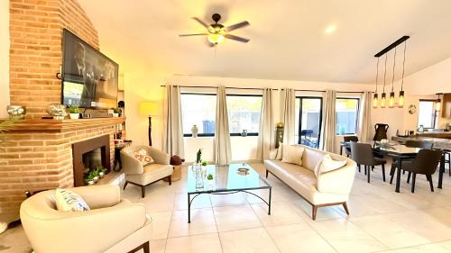 San Antonio Tlayacapan House | Luxurious 3 Bedroom in Ajijic-Sleeps 6-Private Gym-Pickleball Court-Golf Cart