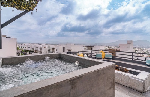 Juriquilla House | Luxurious 5-Bedroom House with air-conditioning & Private Rooftop in Juriquilla
