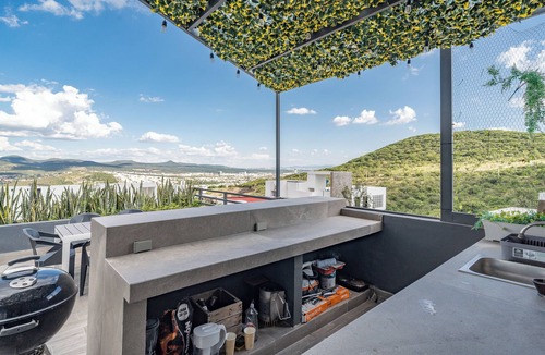 Juriquilla House | Luxurious 5-Bedroom House with air-conditioning & Private Rooftop in Juriquilla