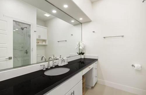 McAllen Apartment | Luxurious Condo with Pool & Garage Close to Shopping
