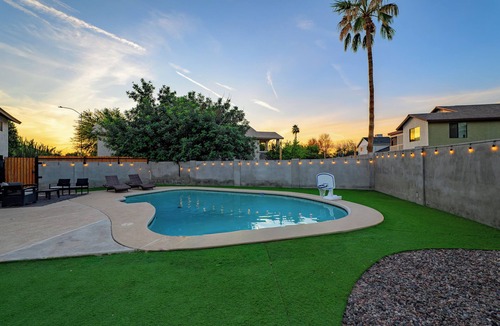 Stoneybrook House | Luxurious Desert Oasis: Heated Pool, Game Room, Mini-Golf, BBQ, Spacious Home
