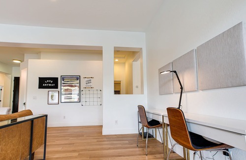 Seville House | Luxurious Palms Gilbert! Heated Pool/Spa! Sleeps 9! Dog Friendly.