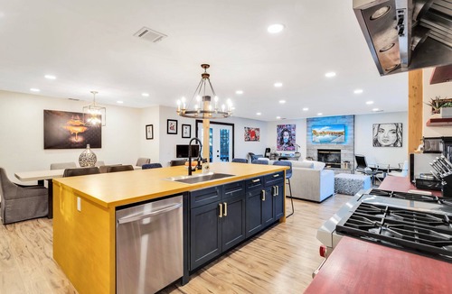 Joshua Tree Villa | Luxury 20-Acre Estate Pool, Spa, Game Room Sleeps 14 Near Joshua Tree NP