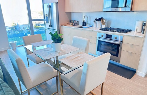 Downtown Apartment | Luxury 2BD 2BA with Roof Top Pool, Hot Tub & Gym