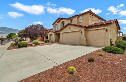 Black Horse House | Luxury 3-Bed 2.5 Bath House Pool Hot Tub Backyard Entertainment In Sunny Tucson