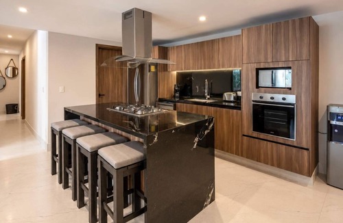 Zona Hotelera Apartment | Luxury 3BR in Puerto Cancun | Rooftop Pool & Gym