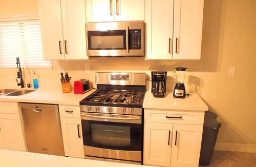 Green Valley North House | Luxury 4 BR Home/King Bed/Spa/BBQ & Games ~ Minutes to the Strip