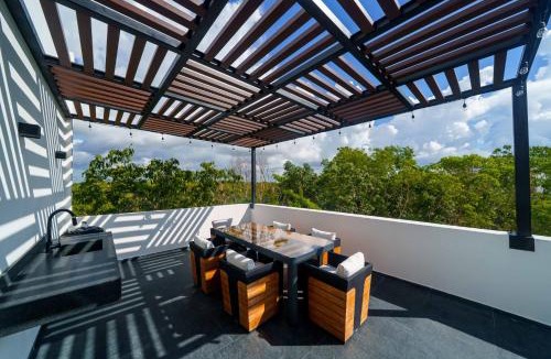 Cancun Villa | Luxury 5 Bedroom Villa - Private Heated Pool - Movie Theater - Gated Community - fits 11