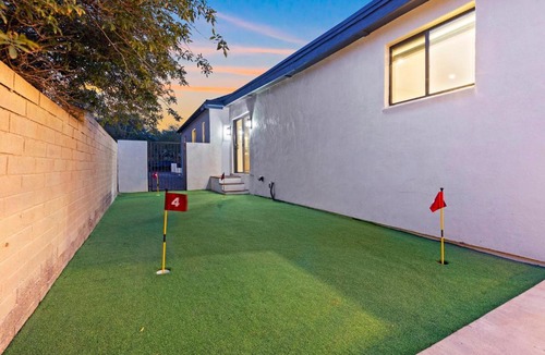 Sam Hughes House | Luxury 5 BR Retreat Sleeps 11 Near U of A