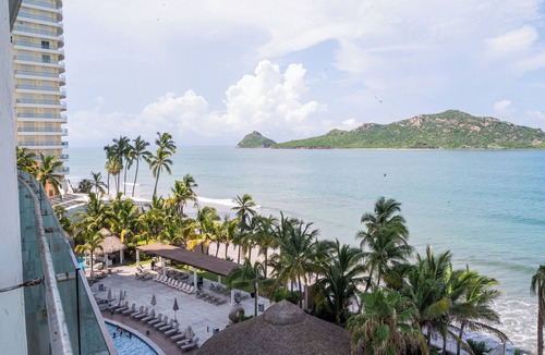 Zona Dorada Apartment | 🌴 Luxury Beachfront Apartment in Mazatlan's Golden Zone - Pool & Oceanfront