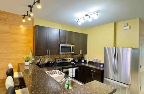 Mission Apartment | Luxury Condo with Pool and Jacuzzi