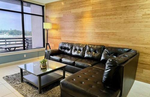 Mission Apartment | Luxury Condo with Pool and Jacuzzi