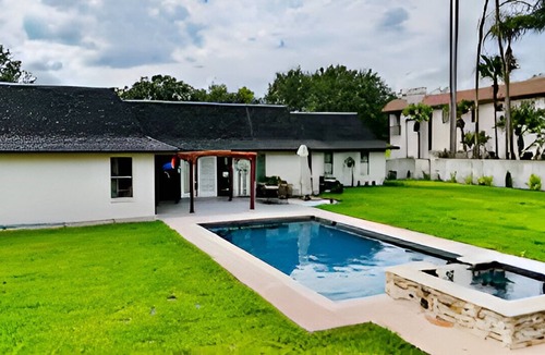 Edinburg House | Luxury Home, Sparkling Pool Jacuzzi, Sauna & More