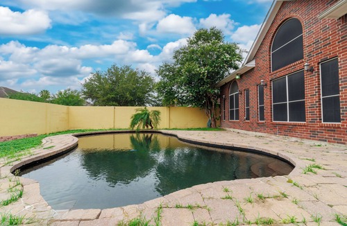 Mission House | ~ Luxury~In Ground Pool~Spacious~Grill~Sleeps 16~King bed~5 BR~Rare~Smart TV