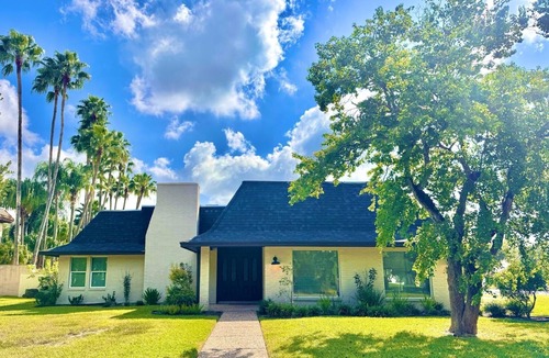 Edinburg House | Luxury Lake James Retreat/Pool/Epic Game Room/PS5