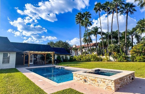 Edinburg House | Luxury Lake James Retreat/Pool/Epic Game Room/PS5