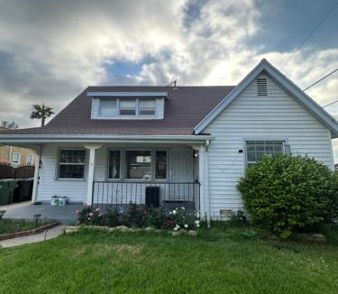 Los Angeles Bed & Breakfast | Luxury Master Bedroom with private bathroom walking distance to Sofi Stadium, KIA Forum and Intuit Dome also only train stop away from LAX airport Perfect place for tourists and event attendees