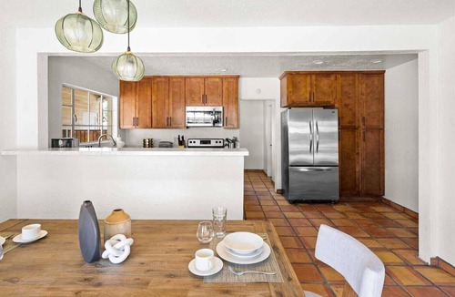 Camelback East House | 🛁 Luxury Mid-Century Retreat | Hot Tub, Cold Plunge & Putting Green