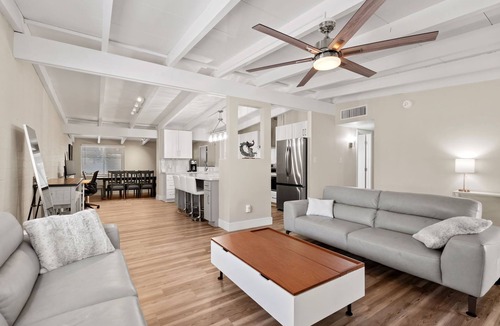 Camelback East House | Luxury Modern Mid-Century Modern 3-Bedroom Home