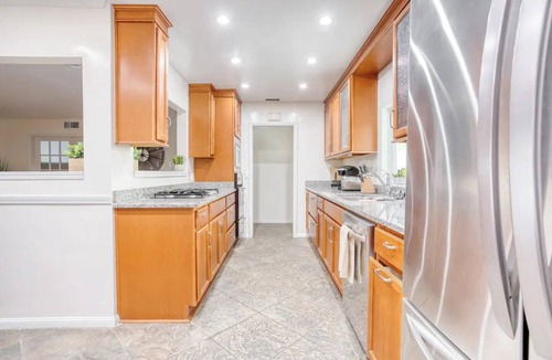 Orange House | Luxury Modern Retreat! Close to Disney w Jaccuzzi!