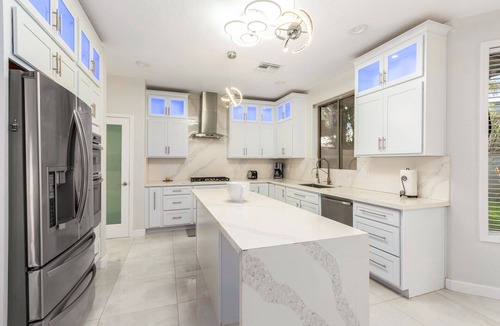 Deer Valley House | Luxury modern retreat with tropical backyard-at a great Location-EZ FWY access