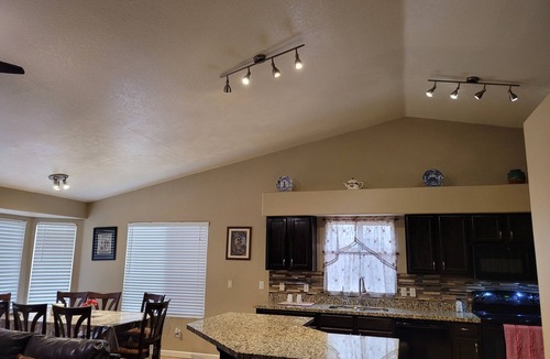 Dave Brown Utopia House | Luxury Pool Home Ideal for Travel Nurses & Corporate Stays 30+ Days