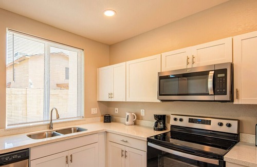 Glendale Apartment | Luxury Stay 20mins to State Farm Stadium