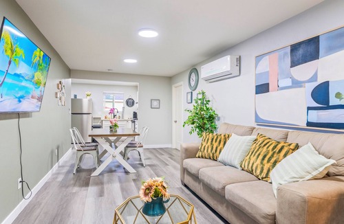 Monrovia Apartment | M3-Detached house 2 bedroom 1 bathroom close Old Town Monrovia kingsize-bed!