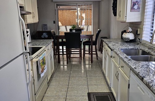 Glendale House | Make The Palm Home your home and the best pleasant stay with awesome amenities