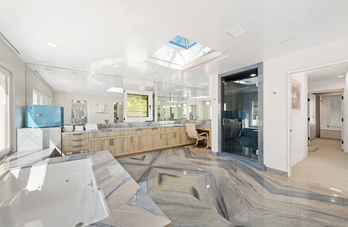 Central Malibu House | Malibu Rd Beach Bunker - Lg Beach House on Dry Beach w/Hi Ceiling & 3 Balconies