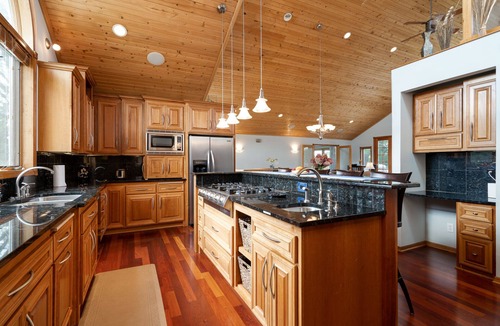 Champlin House | Manor on the River, 5,000 SQFT, Hot Tub & Kayaks