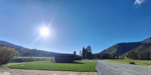 Superior House | Micham's Clark Fork River Retreat - River Front, Mountain View, Fire Pit - Cabin 4