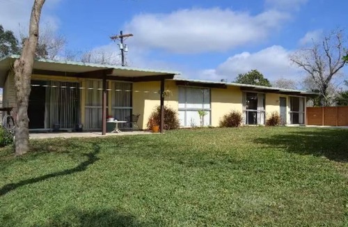 Harlingen House | Mid Century Modern, 4B/2b wifi & Pets & Kids, perfect short & mid term rental