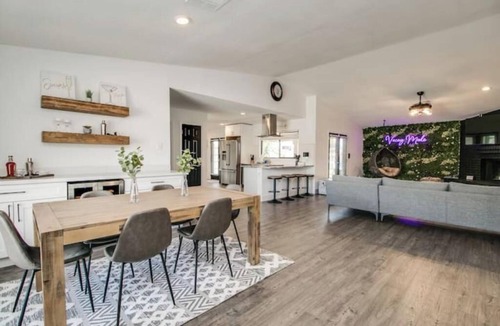 North Mountain House | MidCentury Luxe+HeatedPool+OutdoorTV&Games+Mural
