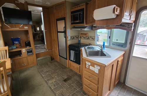 St. Regis House | Minigolf Course COUGAR Camper - Hot Tub - AC - Furnace - Fully Furnished