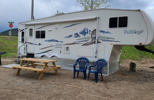 St. Regis House | Minigolf Course COUGAR Camper - Hot Tub - AC - Furnace - Fully Furnished