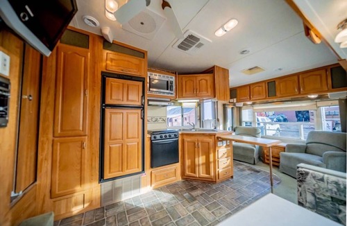 St. Regis House | Minigolf Course TIGER Camper Hot Tub - AC - Furnace - Fully Furnished