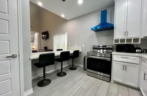 Brownsville Apartment | Miramar - #3 - Fresh & Stylish 3BD3BA - WiFi