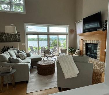 Brownsville House | Mississippi waterfront getaway-Dogs Welcome!